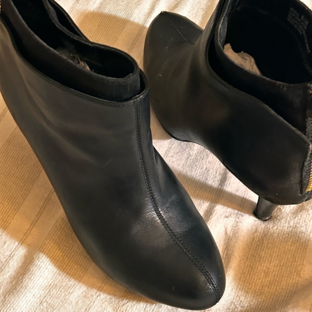 Black leather ankle boots with heel - Picture 4 of 4